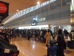 朝７時頃の羽田空港に到着したところ、保安検査場のあまりの混雑ぶりにびっくり。
私が利用するＳFC優先保安検査場も列をなしていて、通過するのに時間がかかりました。