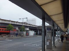 バスで30分位で岡山駅西口に到着。
向こうに見えるのが、今回宿泊するホテルグランヴィア岡山です。
空港バス停からは少し距離があるのですが、岡山駅直結で雨でもぬれずにアクセスできるのはよいと思います。