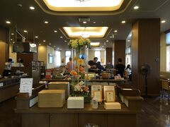 ホテルルートイングランティア函館駅前の朝食会場。
ここは、なかなかいい泉質の温泉がついているので、朝風呂をしてきました。
年取ると、朝が早いのが強み。