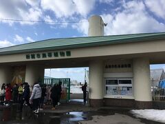 函館駅前の3番乗り場から、9:09発95番バスで函館熱帯植物園へ。
260円です。
バスは漁火通りを啄木小公園など見ながら、開館時間の9時30分にちょうどよく熱帯植物園前に到着。
けっこうな観光客が乗り込んでいました。