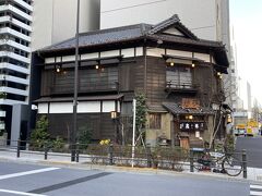 ランチを食べに出てきました。
お蕎麦が食べたかったので「虎ノ門　大坂屋　砂場」へ。
歴史がありそうな建物。