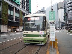 ホテル近くの「猿猴橋町」駅から路面電車に乗り「原爆ドーム前駅」へ向かいます。②か⑥番の路面電車に乗ります。