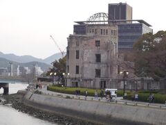 元安橋から原爆ドームを望む。