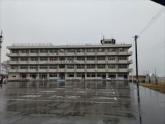 場面変わって、震災遺構　荒浜小学校です。
1873年開校に開校し、当時は浄土寺の境内にあったとか。
眼前の校舎は1979年築、1989年増築のもの。
学校自体は2016年に閉校しております。