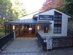 　ケーブル八幡宮山上駅は、小さくかわいい駅です。なおケーブルカ－駅は上と下の2つで、約400mを行き来しています。運行は15～30分間隔です。