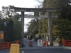 【城南宮】
東の鳥居
四神相応の地とされる平安京に都が遷った時、国の安泰と都の守護を願って創建されました。