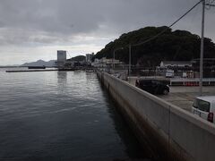 この事業で、遥か沖合にあった宇品島は短い橋で陸続きになり(写真)、元宇品と呼ばれるようになります。
写真には、岸田首相が広島サミットの会場に選んだグランドプリンスホテル広島が写り込んでいますね。セレブは、海上タクシーでアクセスします。島に立地するので、警備もしやすいです。