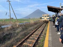 8:35 日本最南端の駅西大山駅着
ちょうど電車がやってくるところ。