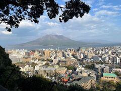 この日の宿泊先ホテル京セラに向かう途中、桜島展望で有名な城山公園へ。
城山展望台から桜島と鹿児島市内の眺めを楽しみました。