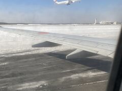 新千歳空港に着陸です。雪が積もっています。計画をしっかり立てていないので、不安ですが、なんとかなるだろうという気分になりました。