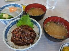 イカ釣りを見てから、朝市食堂弐番館で500円丼ぶりを頂きました。