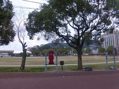 長崎二泊後、朝、路面電車で長崎平和公園へ。こちらは運動場