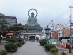 この前に富山寿司が昼食にセットされていて、ここで帰りの夕食を添乗員の勧めで頼んだが、ほとんど9組18名が頼んだと思うがひどいぼったくりに合う、それは巻きずしは600円、大名寿司が1500円で、よく寿司の中身まで説明がなく豪華版の丁度恵方巻のような中身が入っていると思いきや、普通の寿司に少し魚を加えただけで、同じ寿司と見間違って入っていると比べたほど、ひどいものだったが、敢えて店の写真を出すのがまずいとカットしたが腹が立つ。
最後の観光の行程は、高岡大仏