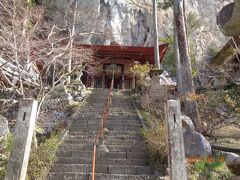 鍾乳洞の手前にある橋立堂、裏山は75ｍの断崖です。