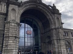 ニュルンベルク中央駅の外観。

ここはドイツで初めて鉄道が敷かれた場所なので、中央駅の外観も昔風の壮観な造りになっています。
内部は現代的な駅ビル風になっていますが。