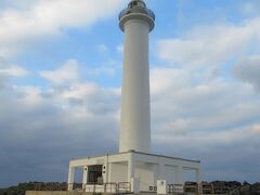 20分走って
16：00　「残波岬灯台」
沖縄一の高さを誇る登れる灯台です。
折角来たんだから高い所大好き人間としては上らない訳にはいきません。
参観寄付金として300円を支払います。
16：10が最終入場なのでギリギリセーフでした　(^^;