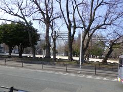 櫛田神社をあとにして冷泉公園にやってきました。
周りに木々があり真ん中に大きな広場のようなものがある都心でよく見かける四角い形をした公園でした。
公衆トイレもあり地域の方の憩いの場になっている感じでした。