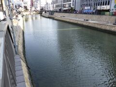 博多川です。
川幅は狭く水もそれほど綺麗ではありませんでした。