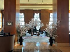 東京・六本木『The Ritz-Carlton, Tokyo』45F【THE LOBBY LOUNGE】

『ザ・リッツ・カールトン東京』の【ザ・ロビーラウンジ】の
フラワーアートの写真。

リッツ館内のあちこちに桜の木が飾られています☆

45階の開放的な空間で楽しむ伝統的なアフタヌーンティー
ザ・リッツ・カールトン東京の45階、お客様をお迎えする
メインロビーに位置する「ザ・ロビーラウンジ」は、お待ち合わせや
語らいの時間を特別なものにします。 
心地よいピアノの生演奏が流れるラグジュアリーな空間で、
モダンなアフタヌーンティーセットや厳選された世界各地の茶葉による
ティーセレクションと共に、優雅なひと時をお楽しみ下さい。

東京の中心に位置する六本木というロケーションに相応しい、
西洋と東洋のモダンな融合を表現したインテリアには、
オリエンタルな紫、赤、モノトーンを基調とした配色や、
和をモチーフとしたファブリックなどを用い、全体として和洋の調和を
感じさせる空間となっており、時間の移ろいに合わせた生演奏が
彩りを添えます。

＜営業時間＞
日～木：11:00～22:00 (L.O. 21:30)
金・土：11:00～23:00 (L.O. Food 22:00 / Beverage 22:30)

＜席数＞
66席

＜ドレスコード＞
カジュアルエレガンス