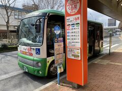 そばも食べたところで観光に出発です。
鳥取駅周辺の市内の移動は時間さえ気にしなければ100円循環バスのくる梨が便利。
4系統走っていてどこまで乗っても1回100円。
今回は03の緑コースのバスに乗り込みます。