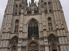 そしてブリュッセルの中で一番豪華な教会「サン・ミッシェル大聖堂」に来ました。特徴的な外観なので多くの人が写真を撮っていました。