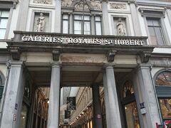 ホテルに荷物を置き、再度ブリュッセル中心部へ！

ヨーロッパ最古のアーケード「ギャルリ・サンテュベール」にやって来ました。