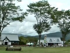 夏に涼しい場所を求めて、車でひるがの高原牧歌の里に行きました。
お天気はあまりよくなかったのですが、高原の素晴らしい景色にとても魅了されました。
ハイジの世界を思い起こさせる風景でした。