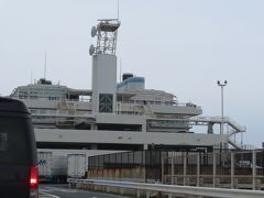 自宅から首都高を走って約１時間ほどで海ほたるに到着。
平日の朝の割には渋滞はあったものの、止まってしまう程ではなくて良かった。
初めて見る海ほたるは、見た目がなんとなく大型フェリーに見える。駐車場に入る車で渋滞し、１５分ほど並んで駐車。
ナビでは、木更津アウトレットまで１０分で到着なんだけどなあ。