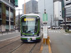 今日もホテル近くの「猿猴橋町」駅から路面電車に乗り「紙屋町西」まで行きます。写真は①番の電車ですが、乗ったのは②番電車、スイカで220円。