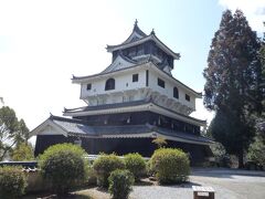 ロープウエイを降り約10分で岩国城に着きました。
現在の天守は1962年 (昭和37年) に外観復元され錦帯橋からよく見えるよう、旧本丸の約50m南側に位置を変えています。