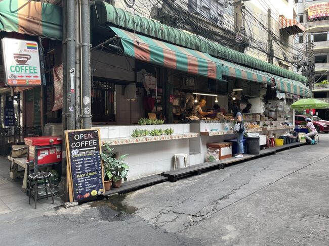 朝からアソークの近隣を散策。これはトンロー駅近くの街並み。