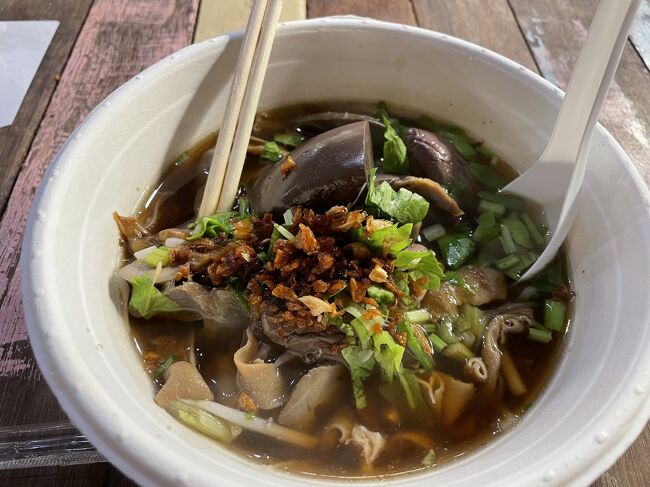 温かいものも食べる。料理名が分からないからあとでググったけど、たぶんクイッティアオかな？麺とスープとかいろいろ選べたけどすべてお店のお姉さんのお任せにした。