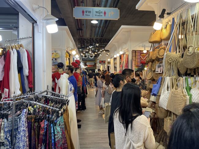 アイコンサイアムを満喫したら、シャトルボートでサパーンタクシン駅に戻り、アジアティークへ。バイクタクシーで20分くらいかかった。<br /><br />マーケットは全体の半分くらいしか開いていなかったが、これは時間のせいなのかコロナのダメージがまだあるからなのか・・・