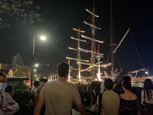 みなさん海辺に集まってる。