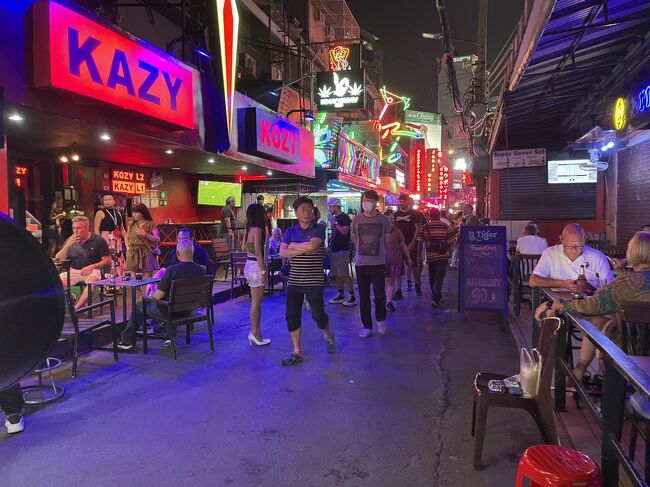 ホテル近くに戻り、せっかくなので夜のソイカウボーイも見てみる。一応女性の一人歩きは推奨されていないので入り口付近のみ。<br /><br />ただ、この道は男性一人歩きのほうが絶対大変だと思う。呼び込み多そう。<br /><br />この後はホテル近くのマッサージ店で足マッサージとタイ古式を受けて、就寝。