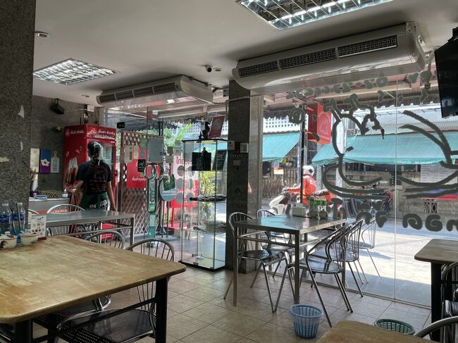 ちゃんと調べていったのに、到着時点で開店前！<br />レストランの隣で下ごしらえをしている従業員の人たちがいたので、声を掛けたら、店を開けてくれた。