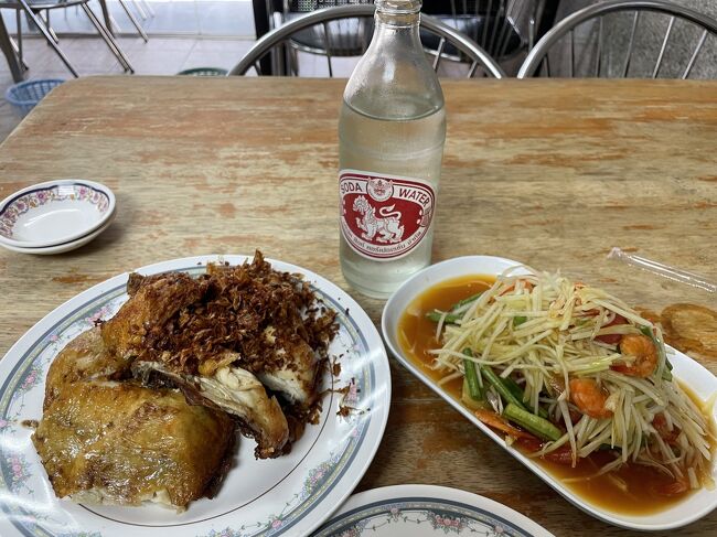 フライドチキン（半身）とソムタムとソーダ。<br />チキン、うまい！もちろん旅行という環境もプラス要素ではあるが。<br />最終日に食べられて良かった～。<br />早く開けて対応してくれた従業員の女の子にはチップ多めに。