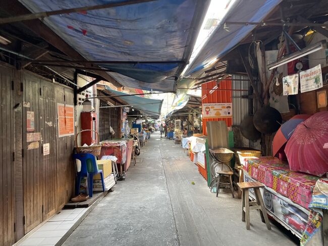 おなかいっぱいなので、散歩もかねて最寄り駅まで歩く。<br />観光客が一人もいないような路地。タイの人たちは、観光客に対してあまり積極的じゃないから助かる。これがインドネシアやベトナムの観光地ならもう捕まってると思う。