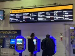 ヒースロー空港のNational Express乗り場。おそらくロンドン市内に行く人はここは利用しないと思いますが、ヒースロー空港から遠方にバスで行く方は利用すると思います。チケットの購入、タイムスケジュールは日本人でもわかりやすいです。