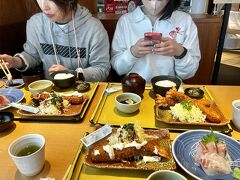 セントレアに来たら必ず立ち寄る食事処で腹ごしらえ。
食べ応え満点のエビフリャーです(笑)
私と妻はセントレア定食、娘はエビフライ定食(エビフリャー2本)。
あ、普段はエビフリャーなんて言いませんよ～