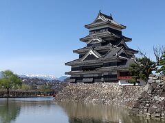 そして、こちらは松本城。
こちらもお堀の向こうに山がそびえています。