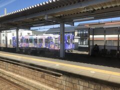 JR東海道線、新所原駅からは、天竜浜名湖鉄道に接続しています。
新所原駅から浜名湖をぐるっと周り、JR掛川駅までの67.7km。
一両編成のディーゼル車両で運行されていて、ラッピングされた車両が、見えました。