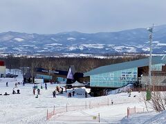 気温が上がってくると

雪がザクザクのザラメ状態

春スキーって感じになってきました

早めにNEW SANKOでランチタイム

少し下のフードコートも

今年はオープンしていました

