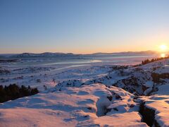 シンクヴェトリルの展望台からの風景。夕焼けがきれいな風景です。裂け目を上る道が凍っていて滑りますので要注意。