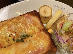 お散歩を楽しんだあとは、のんびりカフェへ。
珈琲だけいただくつもりが、やはりパンを食べたくなって注文。
クロックムッシュセットを注文。
サラダとフルーツもついて大満足。
美味しかったー。
天井が高くて、座席の仕切りもあって、フリーWi-Fiもある。
おかわりコーヒー250円なので、時間があったらもっとのんびりしたかったな。
素敵なお店でした。