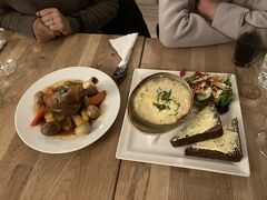 Caf&#233; Lokiでアイスランド料理のディナー。タラのグラタン、マトンのロースト、バターがおいしいライ麦パン。ボリュームありすぎです。