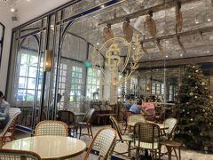 シンガポール・コーヒーの店内。コーヒーはおいしく、クロワッサンもおいしかったです。ラッフルズホテルにあるためか、欧米の方が多かったです。
