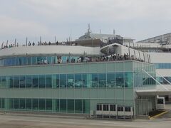 　流れるように手続きを終え、JAL310便に搭乗。本人は１万マイル＋同行者は格安運賃で乗れる「おともdeマイル割」の利用です。
　航空券が高騰する時期の「最後の手段」だった有用な割引ですが、今年４月１１日をもって廃止。今回が最後の利用です。
