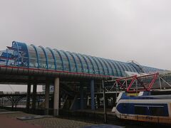 昔の人が考えた近未来っぽい Sloterdijk 駅からアムステルダム中央駅へ向います。