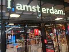 10分もかからずアムステルダム中央駅に到着。そしてアムステルダム旅行でお世話になる "I amsterdam City Card" を購入しました。ほとんどの観光施設（ゴッホ美術館やアンネ・フランクの家は対象外）と公共交通機関乗り放題がついて、48時間券で85ユーロです。アムステルダムの観光地の値段は少し高めなので、すぐにもとが取れます。